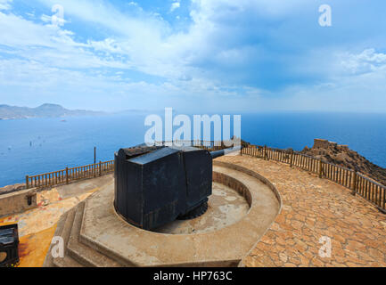 Große Anti-Schiff-Pistole. Castillitos Bateria auf Tinoso Kap und Blick aufs Meer (Cartagena, Spanien). Zwischen 1933 und 1936 eingebaut. Stockfoto