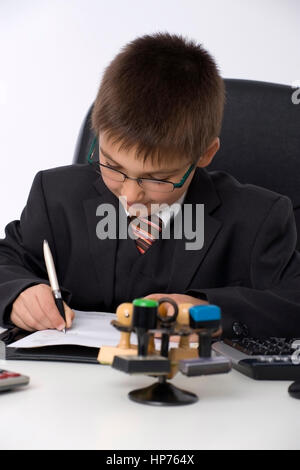 Model Release, Kleiner Geschaeftsmann Im Buero - kleine Geschäftsmann im Büro Stockfoto