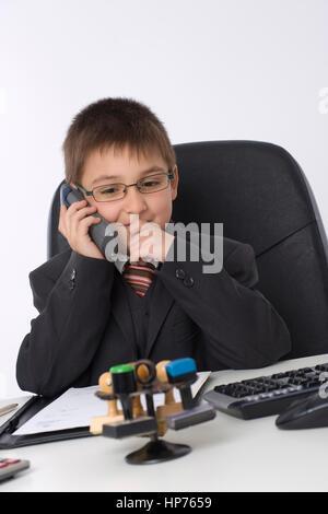 Model Release, Kleiner Geschaeftsmann Im Buero - kleine Geschäftsmann im Büro Stockfoto