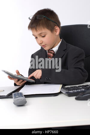 Model Release, Kleiner Geschaeftsmann Im Buero - kleine Geschäftsmann im Büro Stockfoto