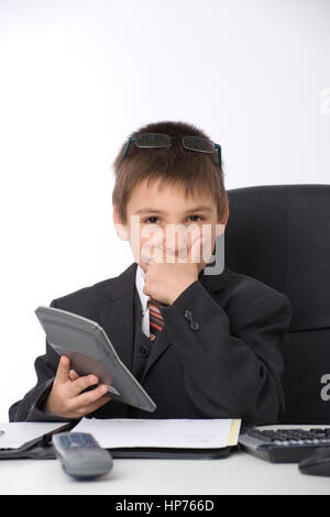 Model Release, Kleiner Geschaeftsmann Mit Taschenrechner Im Buero - kleine Geschäftsmann im Büro Stockfoto