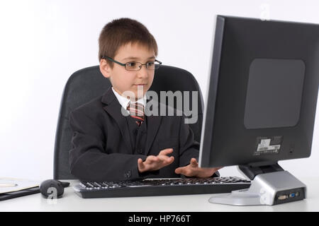 Model Release, Kleiner Geschaeftsmann Im Buero - kleine Geschäftsmann im Büro Stockfoto