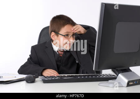 Model Release, Kleiner Geschaeftsmann Im Buero - kleine Geschäftsmann im Büro Stockfoto