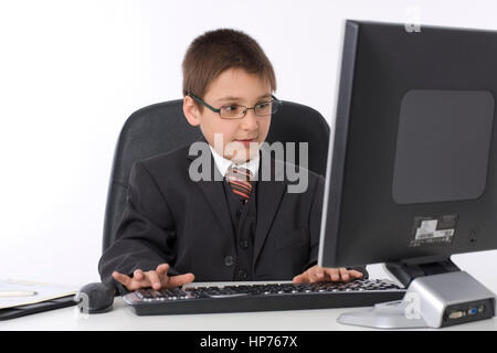 Model Release, Kleiner Geschaeftsmann Im Buero - kleine Geschäftsmann im Büro Stockfoto