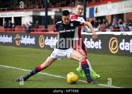 Dundee Cammy Kerr (links) und Rangers Barrie McKay Kampf um den Ball während der Ladbrokes Scottish Premier League match bei Dens Park, Dundee. Stockfoto