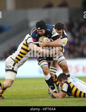 Verkauf von Josh Beaumont von Wespen Jimmy Gopperth und Matt Mullan während der Aviva Premiership Spiel im AJ Bell Stadion, Verkauf in Angriff genommen wird. Stockfoto