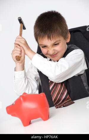 Model Release, Junge Im Businesslook, 8, Schlachtet Sparschwein Mit Hammer - junge raubt das Sparschwein Stockfoto