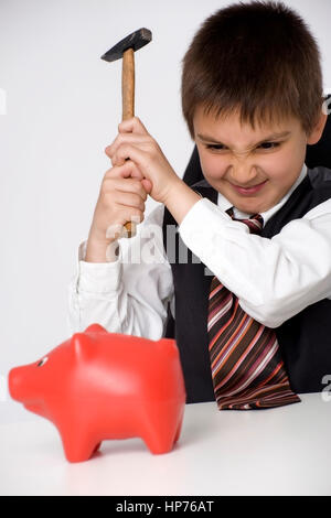 Model Release, Junge Im Businesslook, 8, Schlachtet Sparschwein Mit Hammer - junge raubt das Sparschwein Stockfoto