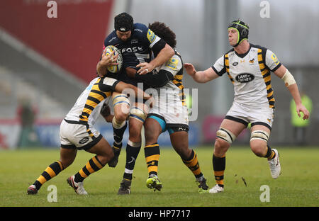 Verkauf von Josh Beaumont von Wespen Kyle Eastmond und Ashley Johnson bei der Aviva Premiership Spiel im AJ Bell Stadion, Verkauf in Angriff genommen wird. Stockfoto