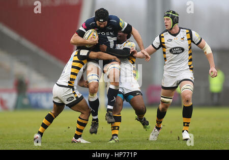 Verkauf von Josh Beaumont von Wespen Kyle Eastmond und Ashley Johnson bei der Aviva Premiership Spiel im AJ Bell Stadion, Verkauf in Angriff genommen wird. Stockfoto