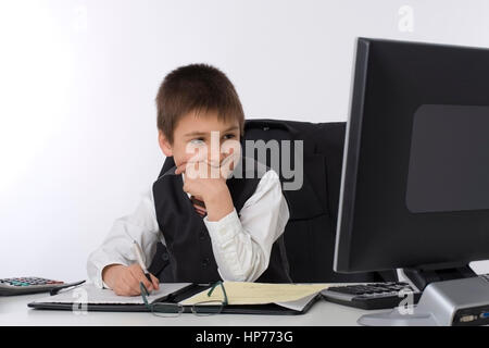 Model Release, Kleiner Geschaeftsmann Im Buero - kleine Geschäftsmann im Büro Stockfoto