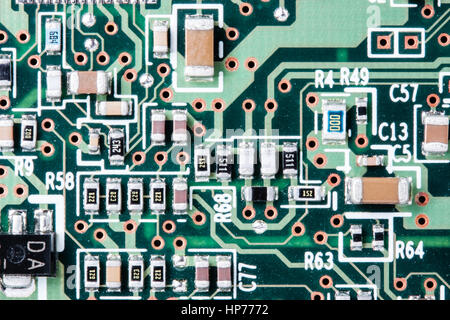 Nahaufnahme von einer Leiterplatte zeigt Verbindungen, Transistoren und viele andere elektronischen Komponenten Stockfoto