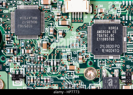 Nahaufnahme von einer Leiterplatte zeigt Verbindungen, Transistoren und viele andere elektronischen Komponenten Stockfoto