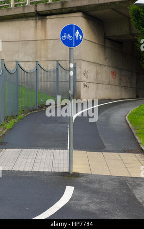 Melden Sie sich für die Trennung von Radfahrern und Fußgängern auf Weg, Manchester, UK Stockfoto