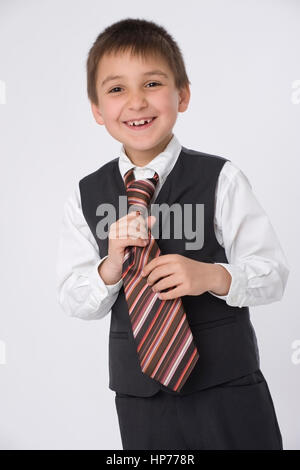 Model Release, Kleiner Junge, 8, Im Businesslook - kleiner Junge im businesslook Stockfoto