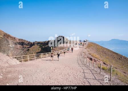 Vesuv, Italien - 30. August 2016: Touristen zu Fuß rund um den Krater des Vesuvs, einer der gefährlichsten Vulkane der Welt. Stockfoto