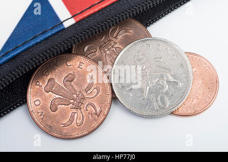 Union Jack Geldbörse mit Reißverschluss + britische Münzen / Münzen sichtbar oder verschüttet. Metapher UK Haushaltsausgaben, das Budget, steigende Preise, mittellos Stockfoto