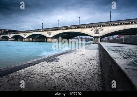 Stadt Brücke am Seineufer in Paris Stockfoto