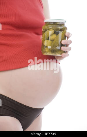 Model Release, Schwangere Frau Mit Essiggurken - schwangere Frau mit Gurken Stockfoto