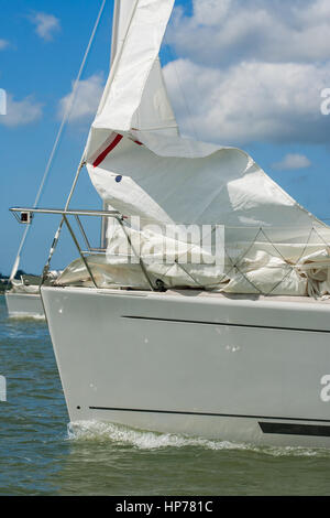 Zwei schöne weiße Segelboot Yachten Segeln nahe beieinander an einem sonnigen Tag fallen Stockfoto