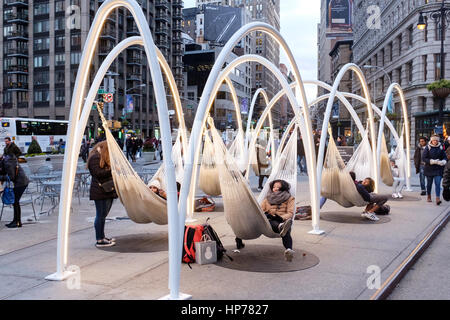 Die Skyline von Flatiron, sechs Hängematten aufgehängt zehn Stahlbögen im Jahr 2016 Weihnachtsferien im Plaza neben Madison Square Park bei 23rd Street Stockfoto