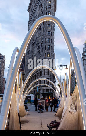 Die Skyline von Flatiron, sechs Hängematten aufgehängt zehn Stahlbögen im Jahr 2016 Weihnachtsferien im Plaza neben Madison Square Park bei 23rd Street Stockfoto