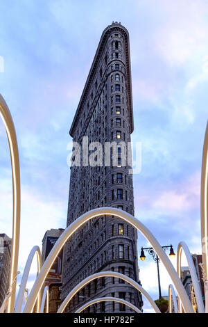 Die Skyline von Flatiron, sechs Hängematten aufgehängt zehn Stahlbögen im Jahr 2016 Weihnachtsferien im Plaza neben Madison Square Park bei 23rd Street Stockfoto