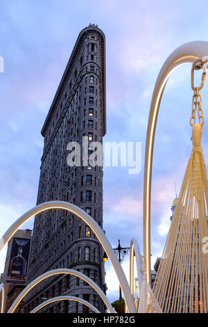 Die Skyline von Flatiron, sechs Hängematten aufgehängt zehn Stahlbögen im Jahr 2016 Weihnachtsferien im Plaza neben Madison Square Park bei 23rd Street Stockfoto