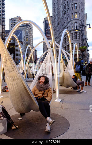 Die Skyline von Flatiron, sechs Hängematten aufgehängt zehn Stahlbögen im Jahr 2016 Weihnachtsferien im Plaza neben Madison Square Park bei 23rd Street Stockfoto