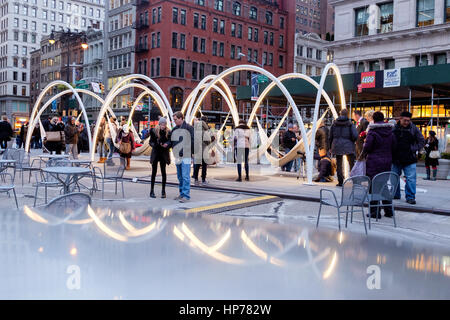 Die Skyline von Flatiron, sechs Hängematten aufgehängt zehn Stahlbögen im Jahr 2016 Weihnachtsferien im Plaza neben Madison Square Park bei 23rd Street Stockfoto