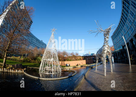 Metallische Weihnachtsbaum und Rentier an Liverpool One shopping Komplex, Weihnachten 2016, Liverpool, UK (aufgenommen mit Fish-Eye-Objektiv) Stockfoto