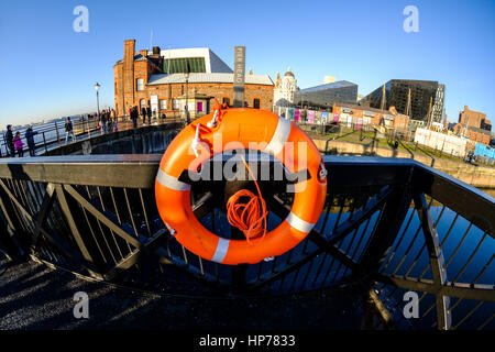 Orange Rettungsring am Pier Head am Albert Dock am historischen Hafen von Liverpool, UK (aufgenommen mit Fish-Eye-Objektiv)