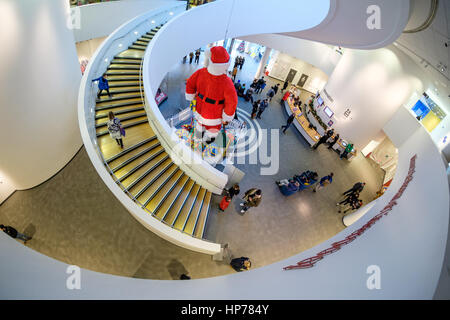 Riesen Weihnachtsmann aus Blackler Kaufhaus im Museum von Liverpool am historischen Hafen von Liverpool, UK (aufgenommen mit Fish-Eye-Objektiv) Stockfoto