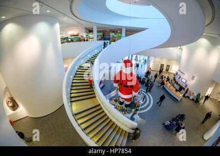 Riesen Weihnachtsmann aus Blackler Kaufhaus im Museum von Liverpool am historischen Hafen von Liverpool, UK (aufgenommen mit Fish-Eye-Objektiv) Stockfoto