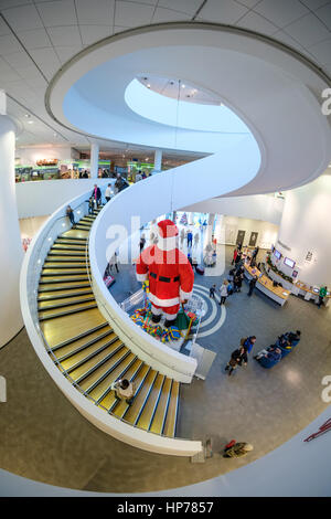 Riesen Weihnachtsmann aus Blackler Kaufhaus im Museum von Liverpool am historischen Hafen von Liverpool, UK (aufgenommen mit Fish-Eye-Objektiv) Stockfoto