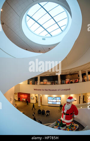 Riesen Weihnachtsmann aus Blackler Kaufhaus im Museum von Liverpool am historischen Hafen von Liverpool, UK (aufgenommen mit Fish-Eye-Objektiv) Stockfoto