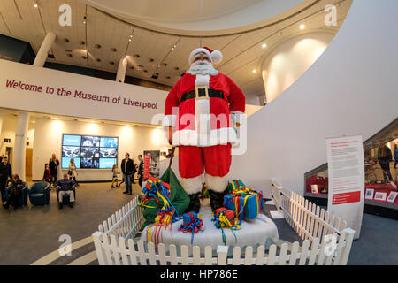 Riesen Weihnachtsmann aus Blackler Kaufhaus im Museum von Liverpool am historischen Hafen von Liverpool, UK (aufgenommen mit Fish-Eye-Objektiv) Stockfoto