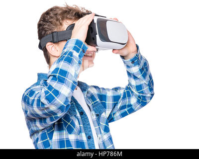 Glücklich teenboy tragen virtual-Reality Brille Filme oder Videospiele spielen, isoliert auf weißem Hintergrund. Fröhlich lächelnd Teenager auf der Suche Stockfoto