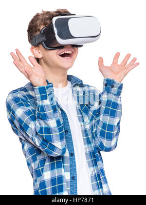 Erstaunt teenboy tragen virtual-Reality Brille Filme oder Videospiele spielen, auf weiß. Überrascht Teenager auf der Suche in VR-Brille. Emotionale Stockfoto