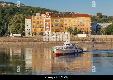 Boot segelt über den Fluss auf dem Hintergrund der alten Häuser. Budapest. Ungarn Stockfoto