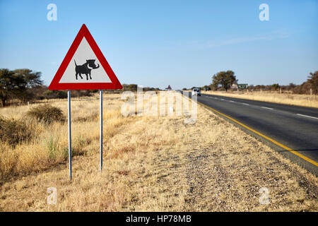 Warzenschwein Warnschild am Highway, Namibia, Afrika Stockfoto