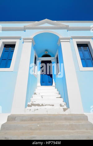 Eingang über eine steile Freitreppe zu einem blau-weißen gemalten neoklassizistischen Haus im Stadtteil Pera Meria, die W.side der Haupthafen abgefackelt. Stockfoto