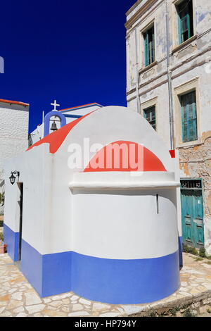 Winzige weiß getünchten Kapelle-kleine Glockenturm-rote Dach in den Seitenstraßen des Bereichs Zentrum rund um den wichtigsten Hafen unter neoklassischen Gebäuden platziert. Stockfoto