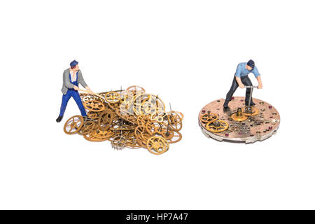 Miniatur-Menschen Uhrwerk zu reparieren. Teamarbeit. Bei der Arbeit helfen. Arbeitenden Mitarbeiter. Ein Haufen Ausrüstung. Zahnräder und Uhrwerk isoliert. Gelbe Zähne. Stockfoto