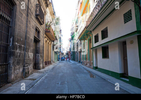 Havanna, Kuba - 11. Dezember 2016: Straßenszene in Alt-Havanna Stockfoto