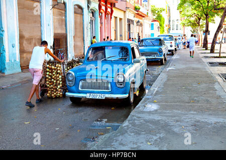 Havanna, Kuba - 11. Dezember 2016: Straßenszene in Alt-Havanna Stockfoto