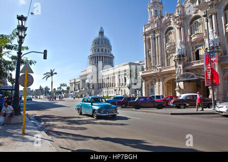 Havanna, Kuba - 11. Dezember 2016: Capitol und Verkehr in der Nähe des Central Parks Stockfoto