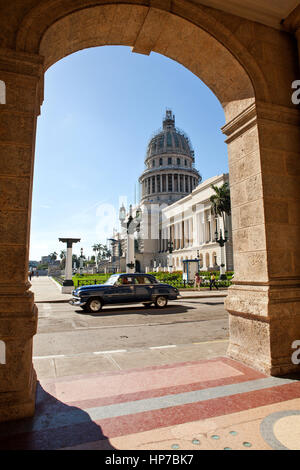 Havanna, Kuba - 11. Dezember 2016: Capitol und Verkehr in der Nähe des Central Parks Stockfoto
