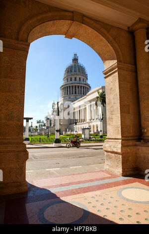 Havanna, Kuba - 11. Dezember 2016: Capitol und Verkehr in der Nähe des Central Parks Stockfoto