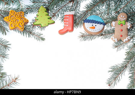 Weihnachts-Dekoration mit Tannen und Keksen auf weißem Hintergrund Stockfoto